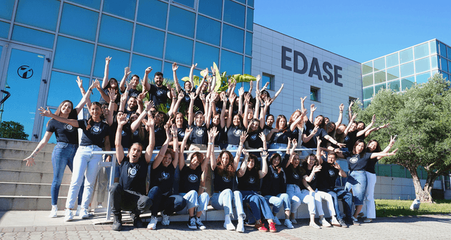 Foto de docentes en movil